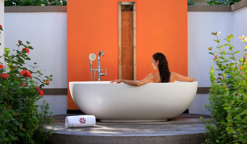 Angsana Velavaru Beachfront Infinity Pool Villa Bathtub_002